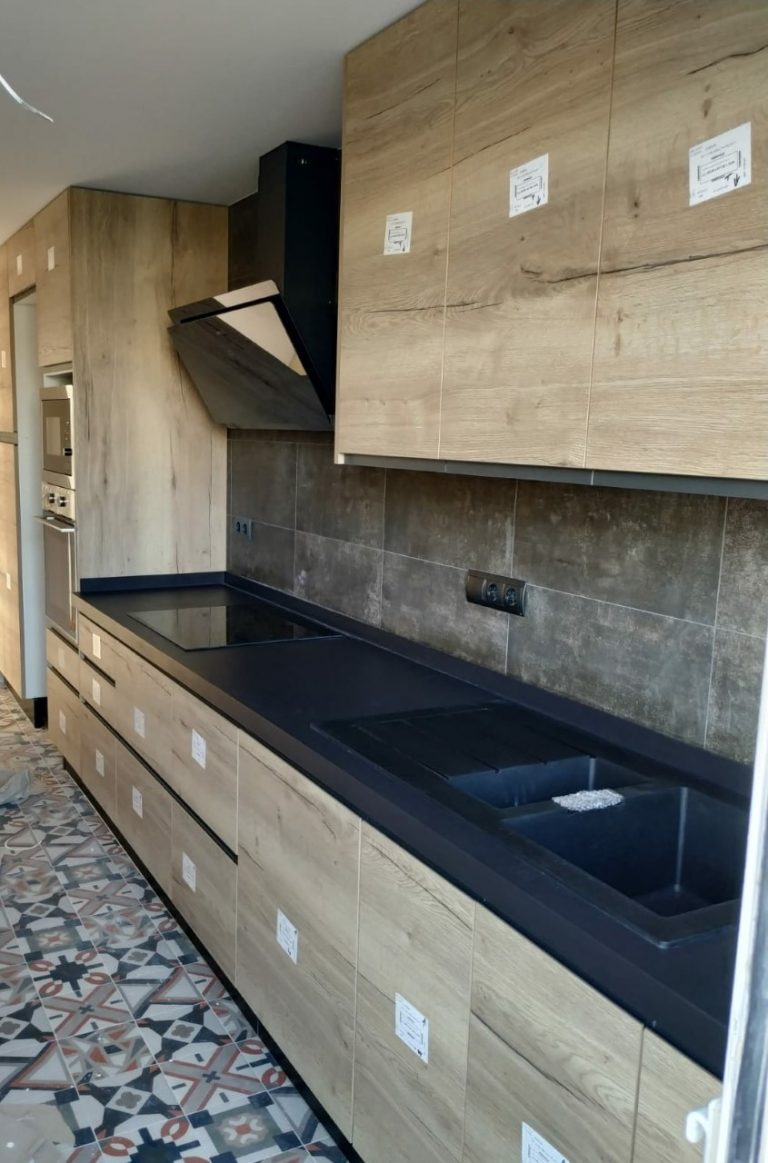 Cocina con puerta en laminado halifax natural, tirador integrado lacado